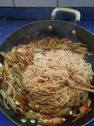芹菜炒肉蒸面条（有的地区叫卤面）的做法步骤：10