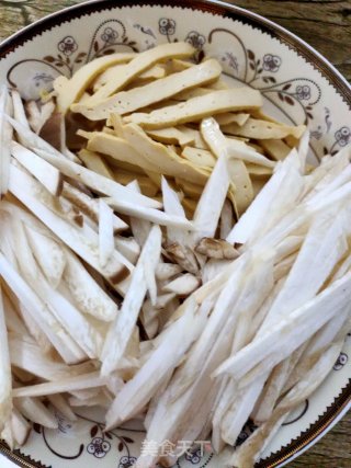 杏鲍菇青椒炒豆干的做法步骤：1