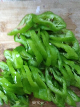 杏鲍菇青椒炒豆干的做法步骤：2