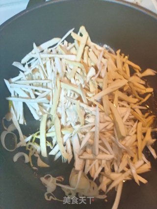 杏鲍菇青椒炒豆干的做法步骤：4