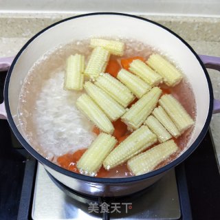 胡萝卜玉米笋鱼头汤的做法步骤：3