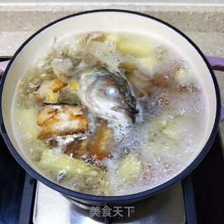 胡萝卜玉米笋鱼头汤的做法步骤：6