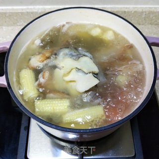 胡萝卜玉米笋鱼头汤的做法步骤：7