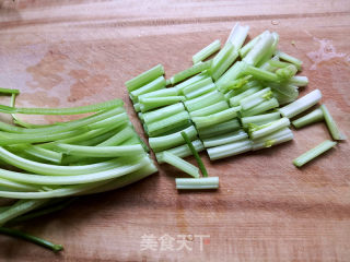 芹菜土豆条的做法步骤：1