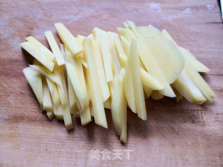 芹菜土豆条的做法步骤：2