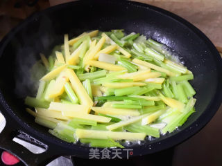 芹菜土豆条的做法步骤：6