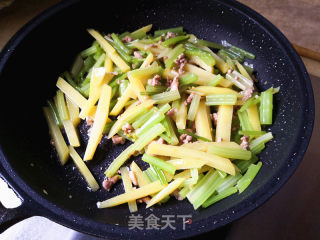 芹菜土豆条的做法步骤：8