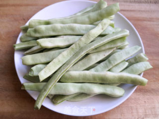 油焖豆角的做法步骤：1