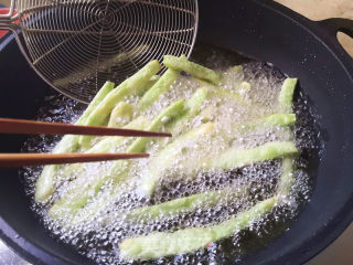 油焖豆角的做法步骤：2