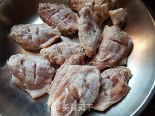 蜜汁鸡翅的做法步骤：1
