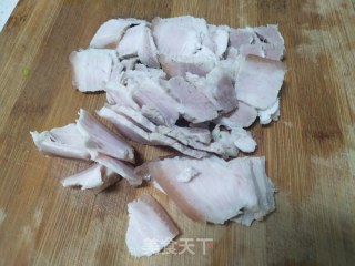 芹菜炒五花肉的做法步骤：2