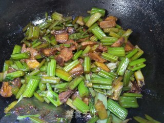芹菜炒五花肉的做法步骤：4