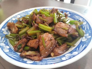 芹菜炒五花肉的做法步骤：5