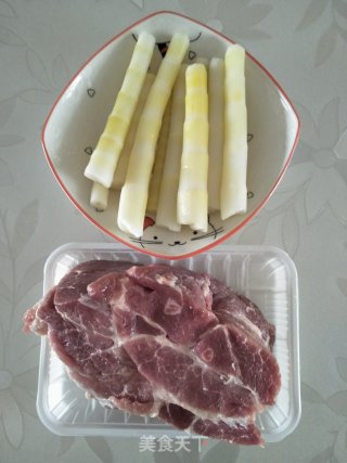 梅花肉炖春笋的做法步骤：1