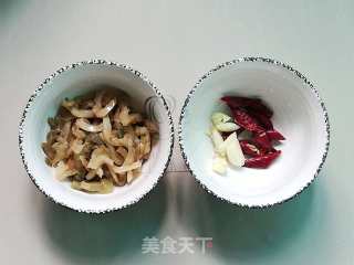 榨菜肉片炒蚕豆的做法步骤：4