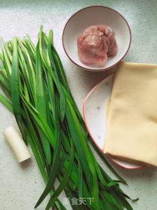 里脊干豆腐炒韭菜的做法步骤：1
