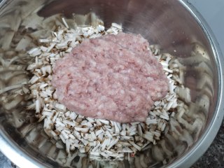 香菇猪肉饺子的做法步骤：6
