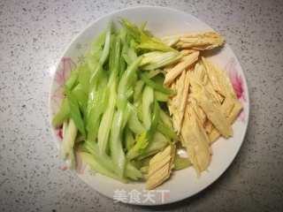 芹菜炒腐竹的做法步骤：1