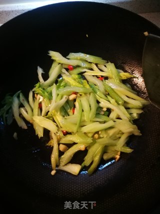 芹菜炒腐竹的做法步骤：4
