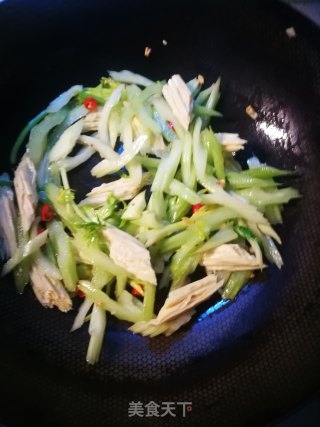 芹菜炒腐竹的做法步骤：5