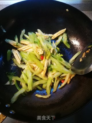芹菜炒腐竹的做法步骤：6