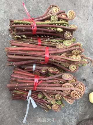 蒸蕨菜的做法步骤：1