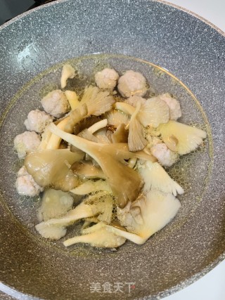 平菇肉丸汤的做法步骤：3