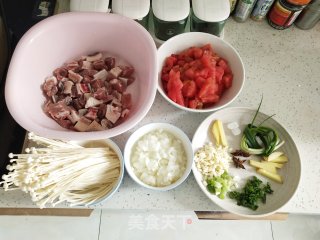 西红柿牛腩的做法步骤：1