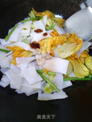 清炒南瓜花春笋的做法步骤：3