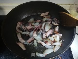 乡里腊肉炒青椒的做法步骤：2