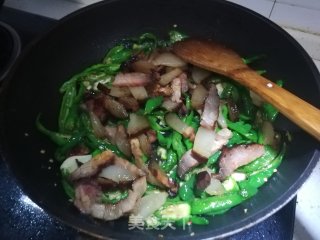 乡里腊肉炒青椒的做法步骤：6