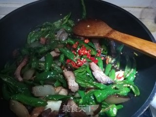 乡里腊肉炒青椒的做法步骤：7