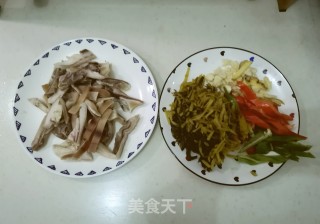 雪菜炒猪耳朵的做法步骤：1