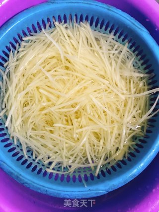 土豆丝的做法步骤：2