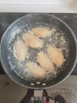 明姜鸡翅的做法步骤：2