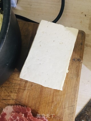 卤水豆腐炒雪花肉片的做法步骤：2