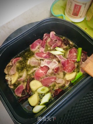 卤水豆腐炒雪花肉片的做法步骤：4