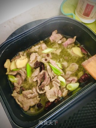 卤水豆腐炒雪花肉片的做法步骤：5