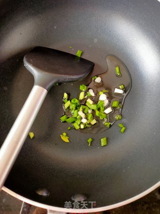 蒜薹芹菜炒肉渣的做法步骤：1