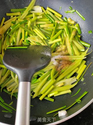 蒜薹芹菜炒肉渣的做法步骤：3