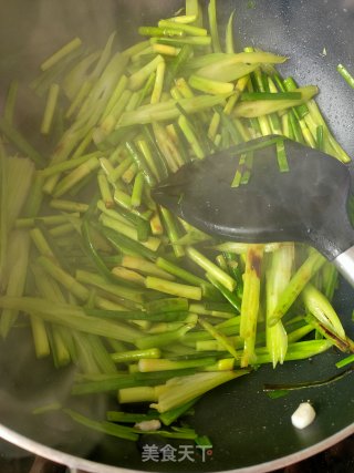 蒜薹芹菜炒肉渣的做法步骤：4