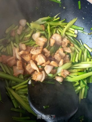 蒜薹芹菜炒肉渣的做法步骤：5