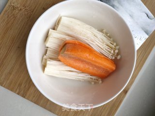 金针菇胡萝卜丸子的做法步骤：1