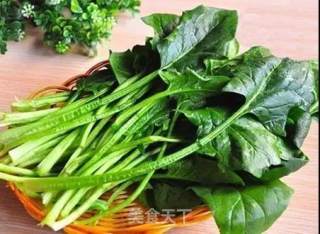 迎銮贡100%纯冷榨山茶油凉 拌 菠 菜的做法步骤：1