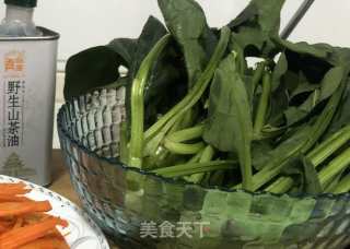 迎銮贡100%纯冷榨山茶油凉 拌 菠 菜的做法步骤：2