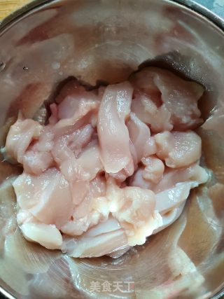 紫苏辣椒炒鸡丝的做法步骤：2