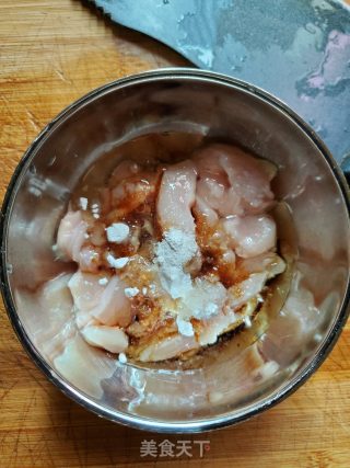 紫苏辣椒炒鸡丝的做法步骤：3