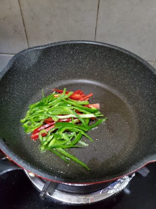 紫苏辣椒炒鸡丝的做法步骤：5