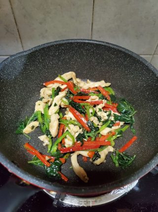 紫苏辣椒炒鸡丝的做法步骤：10