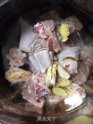草菇鸡汤的做法步骤：1